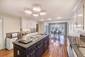 冷蔵庫、電子レンジ、オーブン、コンロ