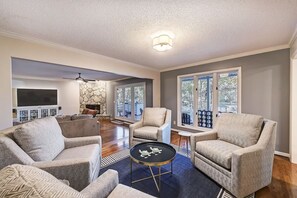 スマートテレビ、テレビゲーム、卓球台、ステレオ