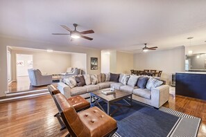 Smart-TV, videospill, bordtennis og stereoanlegg