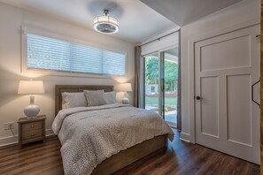 5 dormitorios, tabla de planchar con plancha, cuna de viaje