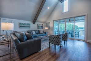 Una Smart TV, un reproductor estéreo