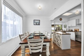 Dining - Long Island Beach House-walk to beach! Free parking! Free WIFI! Great Value! (Frankston)
