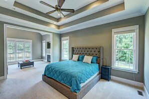 5 室のベッドルーム、デスク、アイロン / アイロン台、旅行用ベビーベッド