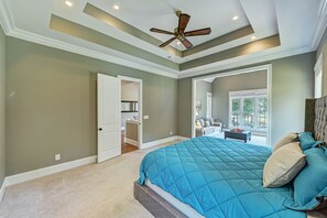 5 bedrooms, desk, iron/ironing board, travel crib - New Dock & Custom Home | Dock Holiday by AvantStay (Huntersville)