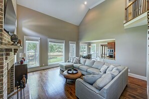 Smart-tv, bordtennisbord, stereoanlæg, kontorer