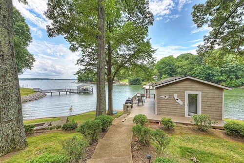 Family Lake House Retreat by AvantStay | Sleeps 28