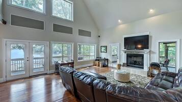 Älytelevisio, videopelejä, pöytäjalkapallopöytä