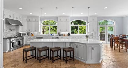 Flip Flop Therapy by AvantStay | Lakefront Home w/ Game Room & Dock Access