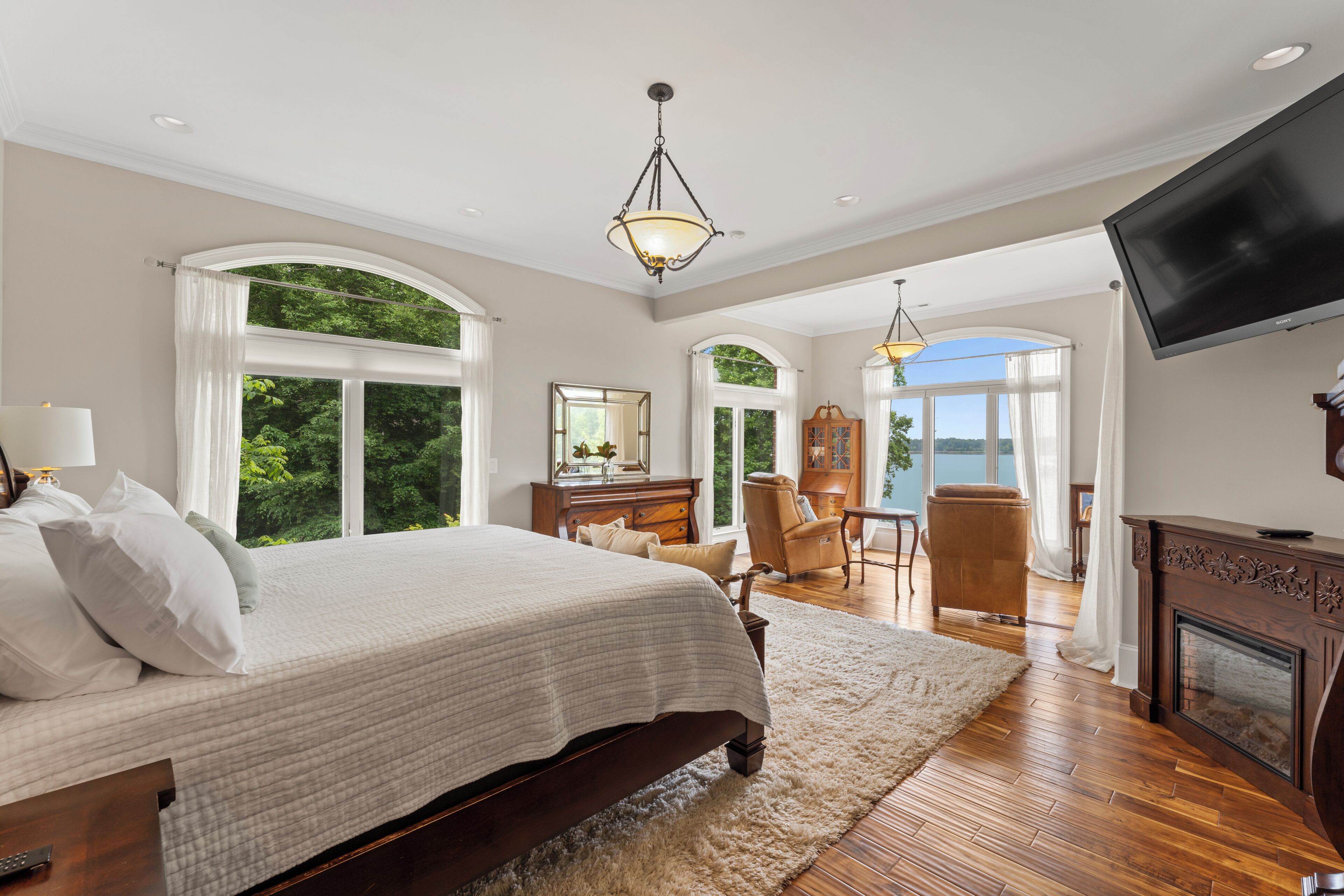 7 bedrooms, desk, iron/ironing board, travel crib