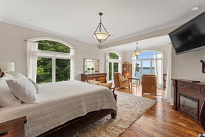 7 室のベッドルーム、デスク、アイロン / アイロン台、旅行用ベビーベッド