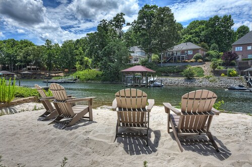 Island Point by AvantStay | Sleeps 18 | Dock