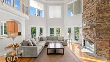 Älytelevisio, videopelejä, pöytätennispöytä, työhuone