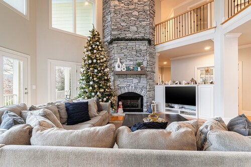 Lakefront 6BDR, Priv Dock, Game Room, Firepit | Jake's Lake House by Avantstay