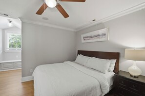 6 Schlafzimmer, Schreibtisch, Bügeleisen/Bügelbrett, Reisekinderbett