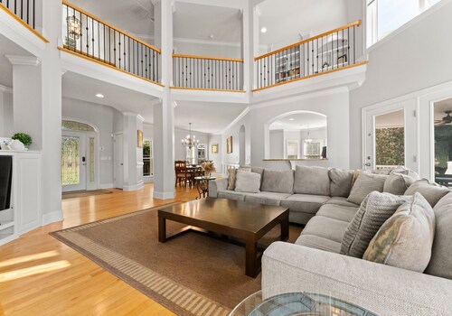 Lakefront 6BDR, Priv Dock, Game Room, Firepit | Jake's Lake House by Avantstay