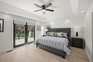 7 habitaciones, tabla de planchar con plancha y cuna de viaje 