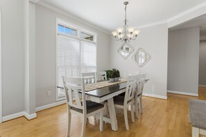 Dining - Kool Breeze by AvantStay | Boat Ramp + Hot Tub (Denver)