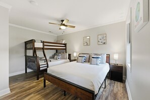 4 bedrooms, iron/ironing board, travel crib, free WiFi - Kool Breeze by AvantStay | Boat Ramp + Hot Tub (Denver)