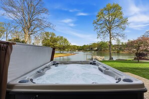Outdoor spa tub - Kool Breeze by AvantStay | Boat Ramp + Hot Tub (Denver)