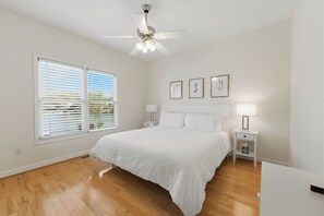 4 bedrooms, iron/ironing board, travel crib, free WiFi - Kool Breeze by AvantStay | Boat Ramp + Hot Tub (Denver)