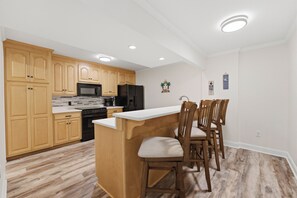 Fridge, microwave, oven, stovetop - Kool Breeze by AvantStay | Boat Ramp + Hot Tub (Denver)