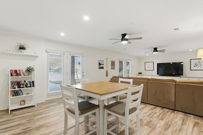 Dining - Kool Breeze by AvantStay | Boat Ramp + Hot Tub (Denver)