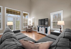 Smart-TV, Tischtennisplatte, Stereoanlage