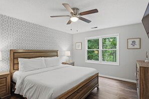 5 bedrooms, iron/ironing board, travel crib, free WiFi - On Lake Norman! Private Dock + Pool & Kayaks | Porch Paradise by AvantStay (Mooresville)