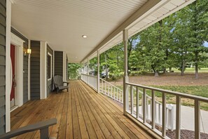 Property grounds - On Lake Norman! Private Dock + Pool & Kayaks | Porch Paradise by AvantStay (Mooresville)