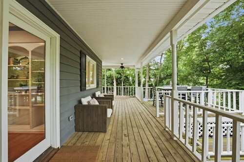 On Lake Norman! Private Dock + Pool & Kayaks | Porch Paradise by AvantStay