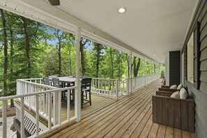 Outdoor dining - On Lake Norman! Private Dock + Pool & Kayaks | Porch Paradise by AvantStay (Mooresville)