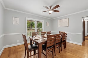 Dining - On Lake Norman! Private Dock + Pool & Kayaks | Porch Paradise by AvantStay (Mooresville)