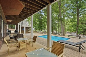 Pool - On Lake Norman! Private Dock + Pool & Kayaks | Porch Paradise by AvantStay (Mooresville)