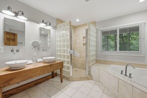 Shower, jetted tub, hair dryer, towels - On Lake Norman! Private Dock + Pool & Kayaks | Porch Paradise by AvantStay (Mooresville)