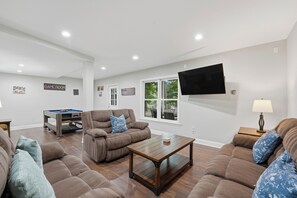 Smart TV, foosball - On Lake Norman! Private Dock + Pool & Kayaks | Porch Paradise by AvantStay (Mooresville)