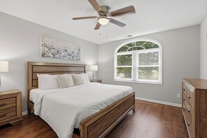 5 bedrooms, iron/ironing board, travel crib, free WiFi - On Lake Norman! Private Dock + Pool & Kayaks | Porch Paradise by AvantStay (Mooresville)
