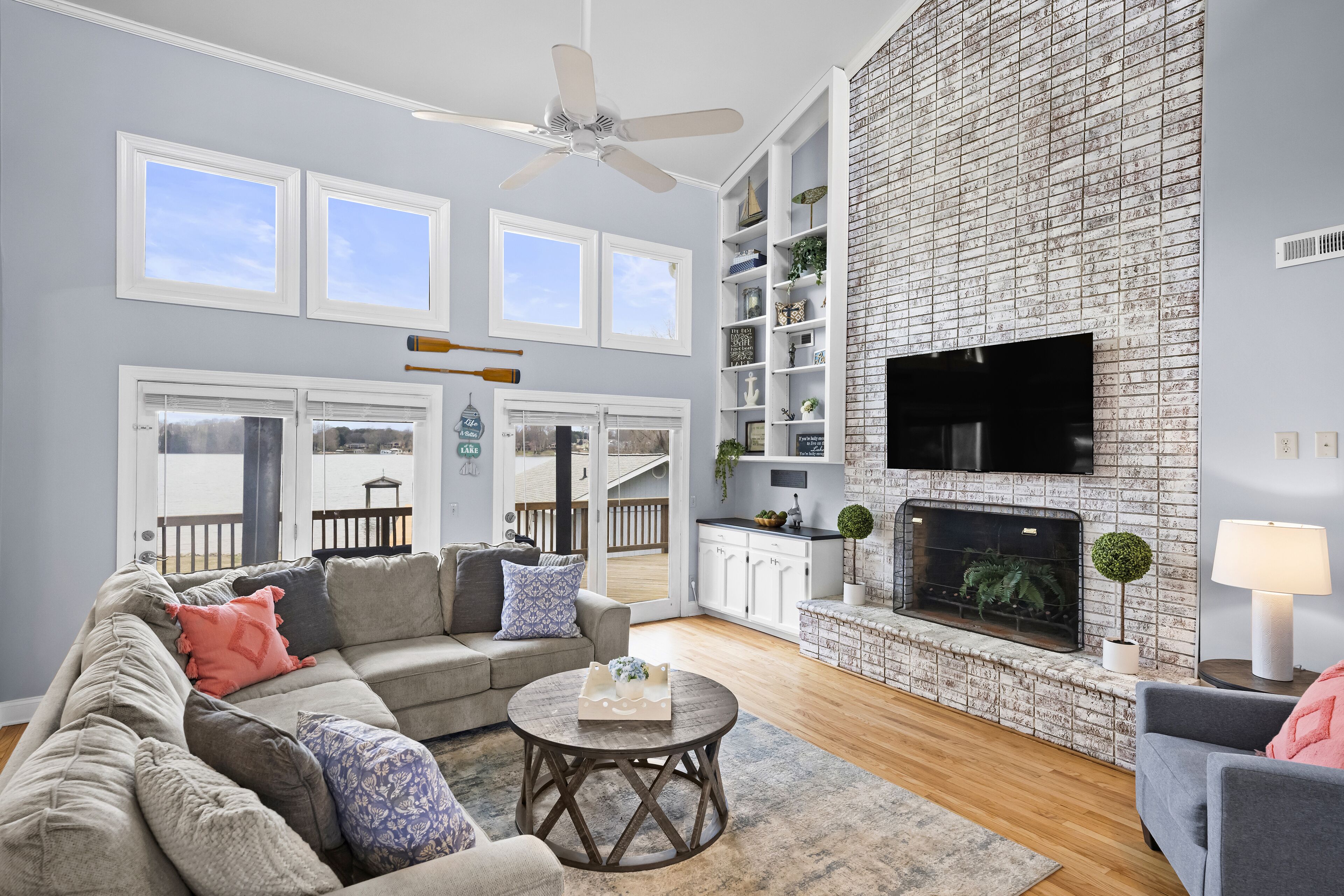 Smart TV, ping pong, stereo