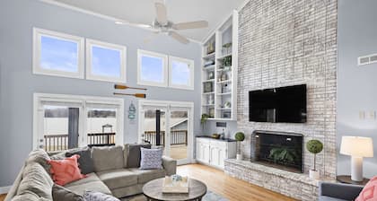 Boathouse + Game Garage w/Ping Pong & Air Hockey | Lake Views | Ponderosa Pointe