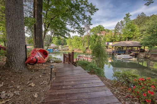 Lakeside Landing by AvantStay | Private Dock