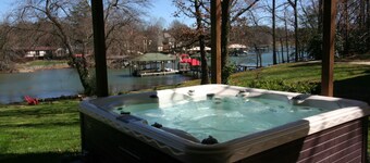 Lakeside Lodge by AvantStay | Hot Tub + Dock