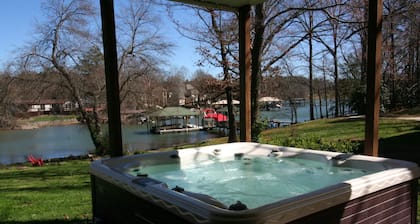 Lakeside Lodge by AvantStay | Hot Tub + Dock