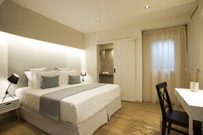 4 bedrooms, desk, iron/ironing board, travel cot - Gracious Accessible 4Bd/5Ba Apartment in Ideal Location (Athens)