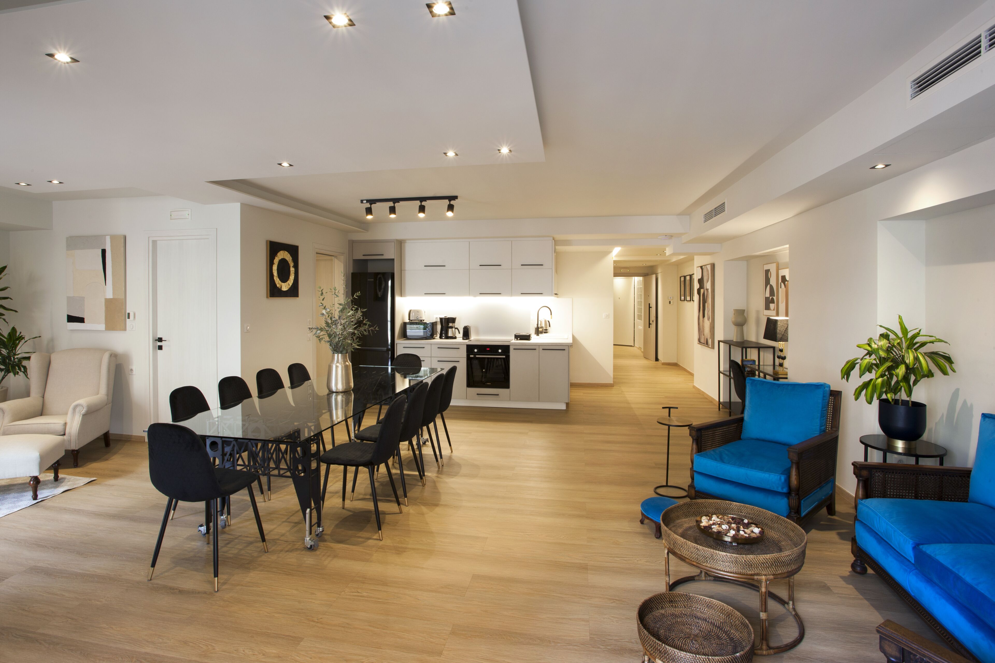 Una sala moderna con comedor, cocina y zona de estar.