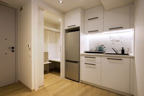 Fridge, microwave, oven, dishwasher - Gracious Accessible 4Bd/5Ba Apartment in Ideal Location (Athens)