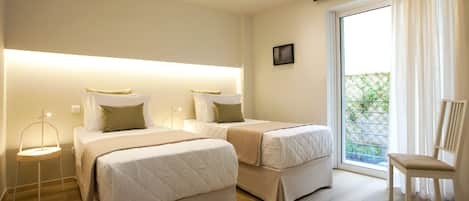 4 habitaciones, escritorio y tabla de planchar con plancha