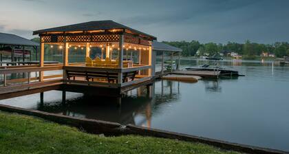 Lucky's Lake House by AvantStay | Private Lake Bar