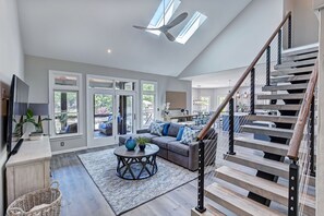 Smart-TV, Videospiele, Tischfußball, Tischtennisplatte