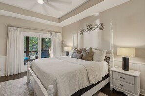 6 Schlafzimmer, Schreibtisch, Bügeleisen/Bügelbrett, Reisekinderbett