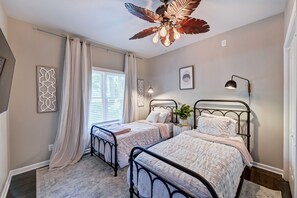 6 sovrum, skrivbord, strykjärn/strykbräda och resesäng