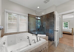 Douche, séchoir à cheveux, serviettes fournies